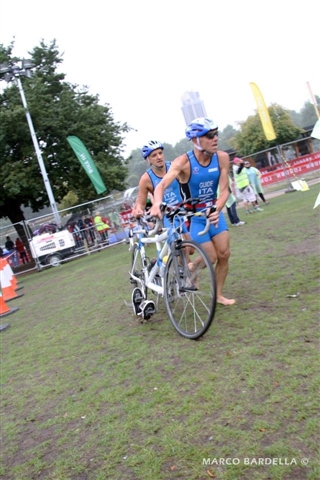 Alberto e Claudio in zona cambio che corrono con la bici per lasciarla nella sua rastrelliera.